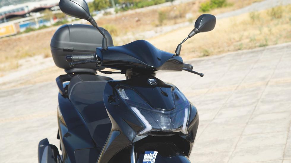 Το QJMOTOR SQ16 Top Box ακολουθεί τη σχεδιαστική φιλοσοφία της εταιρείας με αιχμηρές γραμμές, ποιοτικά φινιρίσματα και δυναμικό χαρακτήρα.
